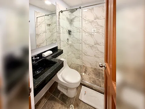 alojamiento para dos personas en bocagrande cartagena con baño privado