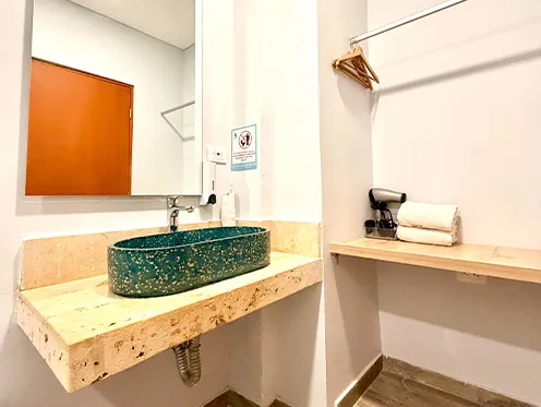 alojamiento para dos personas en bocagrande cartagena con baño privado